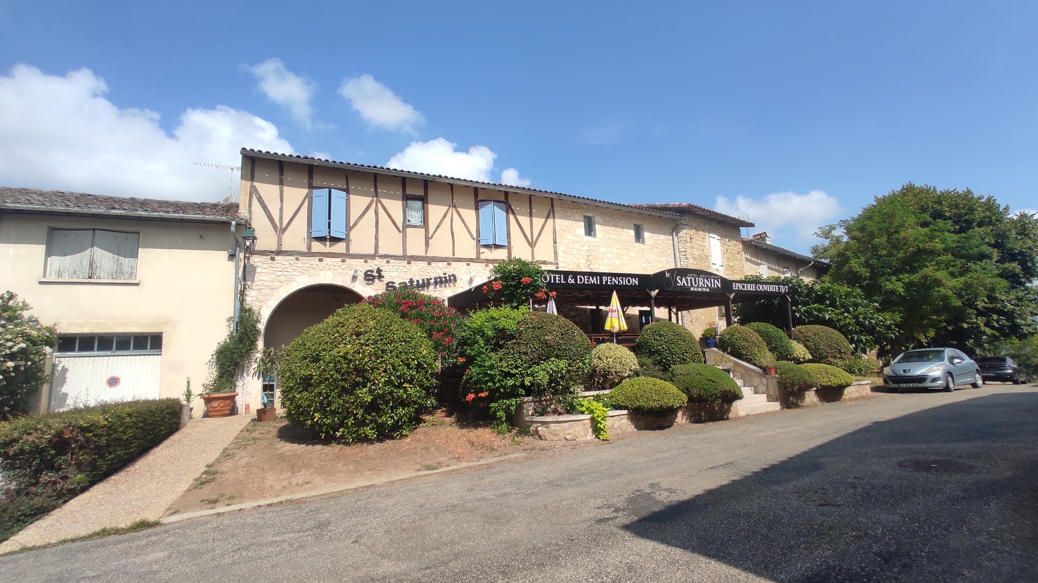 Restaurant, Gites, épicerie à la vente sur le chemin de Comp